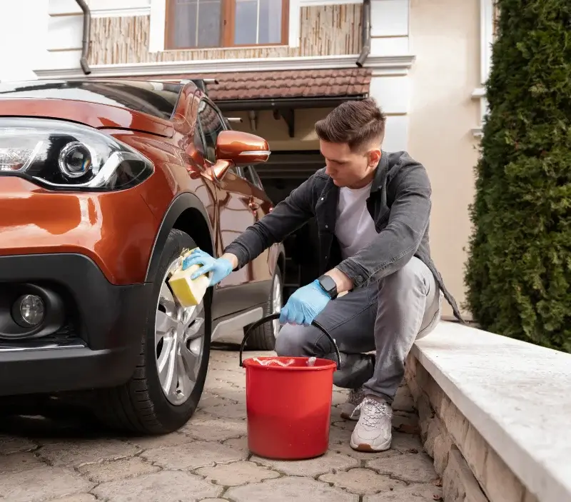 Lavage auto à domicile Cercié : professionnel intervenant sur un véhicule